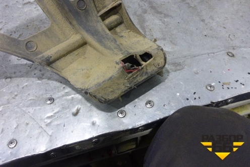 Кронштейн заднего бампера левый (MR910259) для Mitsubishi Carisma c 1999-2003г (Каризма)