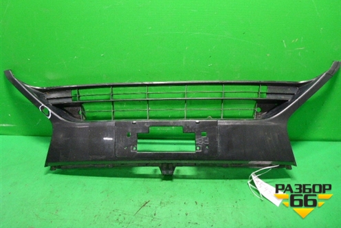 Решетка в передний бампер центральная (5311258130) для Toyota Alphard с 2015г