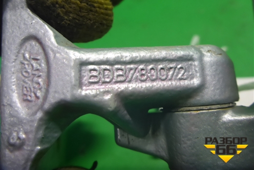 Петля двери задней левой нижняя (BDB780072) для Land Rover Discovery 3 с 2004-2009г (Дискавери)
