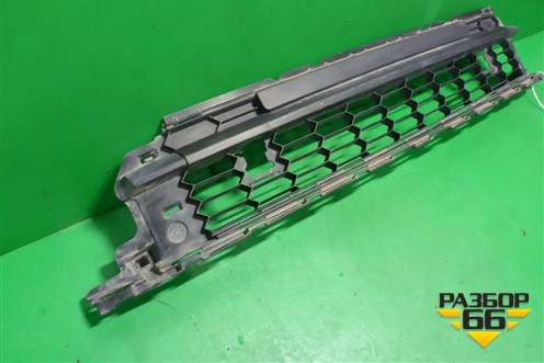 Решетка в передний бампер центральная (565853677) для Skoda Kodiaq с 2017г (Кодиак)