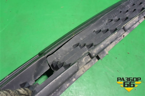 Решетка в передний бампер центральная (565853677) для Skoda Kodiaq с 2017г (Кодиак)