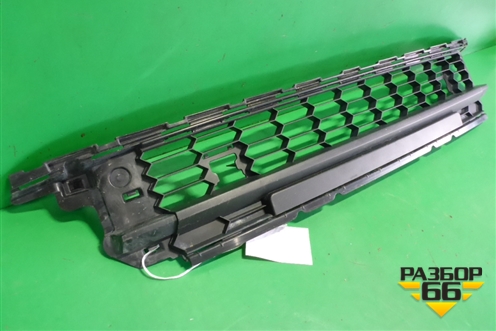 Решетка в передний бампер центральная (565853677E) для Skoda Kodiaq с 2017г (Кодиак)