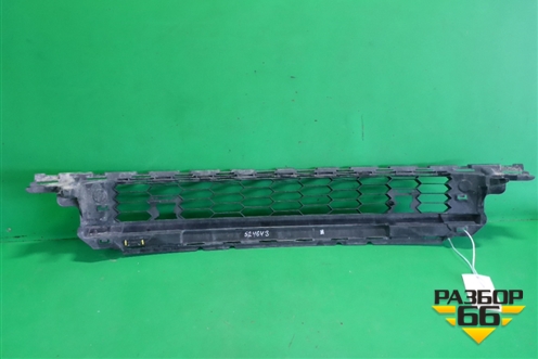 Решетка в передний бампер центральная (565853677E) для Skoda Kodiaq с 2017г (Кодиак)