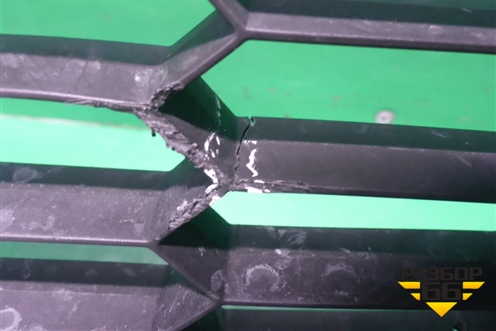 Решетка в передний бампер центральная (565853677E) для Skoda Kodiaq с 2017г (Кодиак)