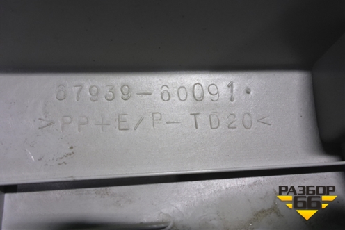 Обшивка двери багажника (верхней) (6793960091) для Toyota Land Cruiser (200) с 2008г (Ленд Крузер)