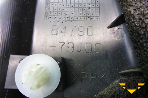 Накладка двери передней левой уголок (8479079J00) для Suzuki SX4 с 2006-2013г (СХ4)