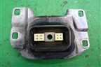 Опора КПП левая (МКПП) (V617M121AB) для Ford Focus 3 с 2011г (Фокус)