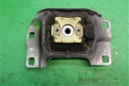 Опора КПП левая (МКПП) (V617M121AB) для Ford Focus 3 с 2011г (Фокус)