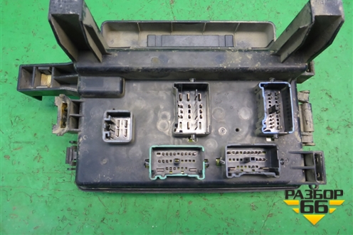 Блок предохранителей подкапотный (P04692026AB) для Dodge Magnum с 2003-2008г (Магнум)