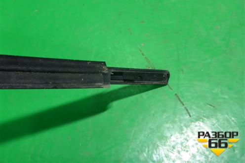 Накладка стекла переднего правого (7571033170) для Toyota Camry V70 с 2017г (Камри)