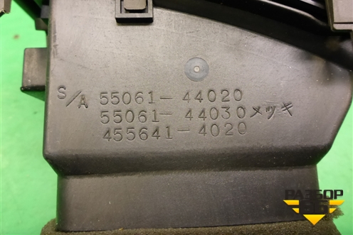 Дефлектор воздушный центральный (левый) (5566444060) для Toyota Isis c 2004-2018г (Исис)