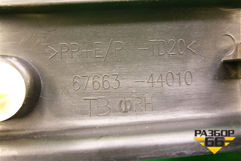 Накладка двери передней правой (766344010) для Toyota Isis c 2004-2018г (Исис)