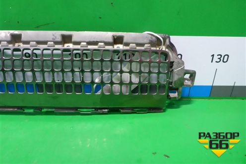 Решетка в передний бампер центральная (нижняя) (L8B217H750BA) для Land Rover Defender с 2019г (Дефендер)