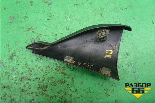 Накладка двери передней правой уголок (2M51A23408GA) для Ford Focus 1 с 1998-2004г (Фокус)