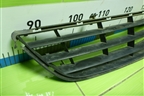 Решетка в передний бампер центральная (13179942) для Opel Corsa D с 2006-2014г (Корса Д)