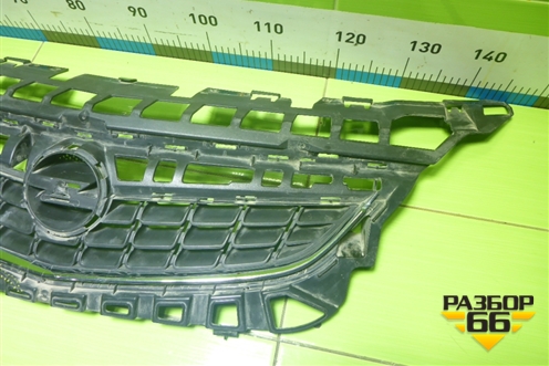 Решетка радиатора (до 2012г) (13266577) для Opel Astra J с 2009г (Астра Джей)