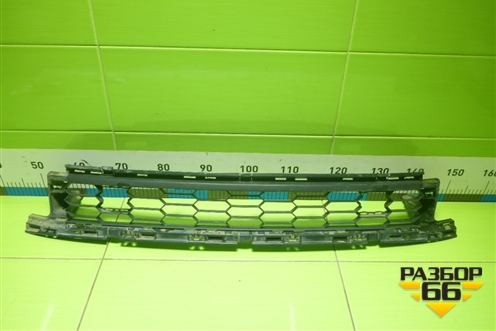 Решетка в передний бампер центральная для Skoda Karoq с 2017г (Карок)