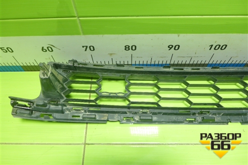 Решетка в передний бампер центральная для Skoda Karoq с 2017г (Карок)