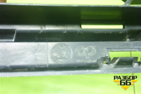 Решетка в передний бампер центральная для Skoda Karoq с 2017г (Карок)