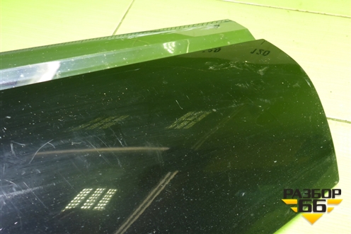 Накладка двери задней правой (7P6854950H) для Volkswagen Touareg с 2010-2018г (Туарег)