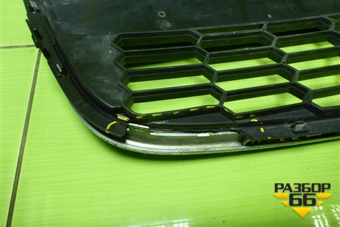 Решетка в передний бампер центральная (95415507) для Chevrolet Aveo (Т300) с 2011г (Авео Т300)