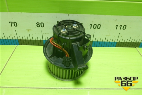 Моторчик отопителя (правый руль) (V2425001) для Mercedes Benz C-Klass W204 с 2007-2014г (Ц)