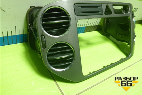 Рамка магнитолы (5M0858071K) для Volkswagen Tiguan с 2007-2011г (Тигуан)