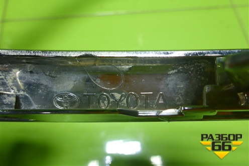 Накладка на решетку переднего бампера левая (5271306240) для Toyota Camry V70 с 2017г (Камри)