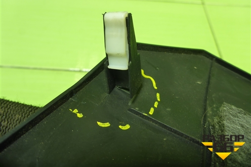 Накладка внутренняя (на консоль левая) (847902Y001) для Hyundai ix 35 с 2010г (Ай икс 35)