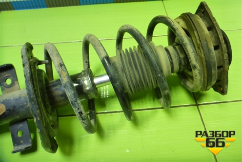 Амортизатор передний правый (8200663654) для Renault Megane 2 с 2002-2009г (Меган)