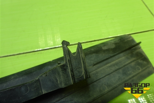 Дефлектор радиатора левый (8200158150) для Renault Megane 2 с 2002-2009г (Меган)