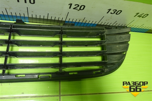 Решетка в передний бампер центральная (96815198777) для Citroen Berlingo с 2008г (Берлинго 2)