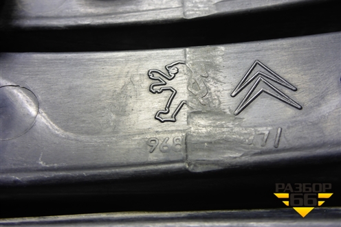 Решетка в передний бампер центральная (96815198777) для Citroen Berlingo с 2008г (Берлинго 2)