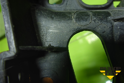 Кронштейн накладки порога левый (8E0853921D) для Audi A4 (В7) с 2004-2009г (А4)