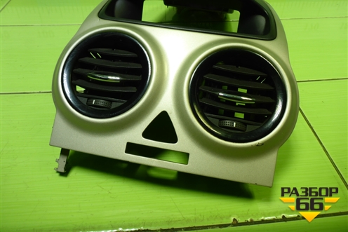 Накладка на торпедо (центральная) (13205164) для Opel Corsa D с 2006-2014г (Корса Д)