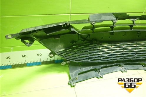 Решетка в передний бампер центральная (BCW8501T1) для Mazda Mazda 3 (BL) с 2009-2013г