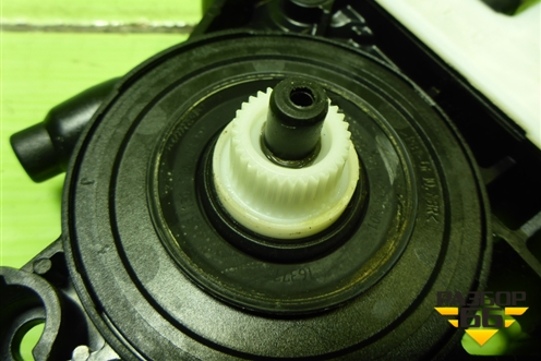 Моторчик стеклоподъёмника задний левый (5Q0959811A) для Skoda Octavia (A7) с 2013г (Октавия)