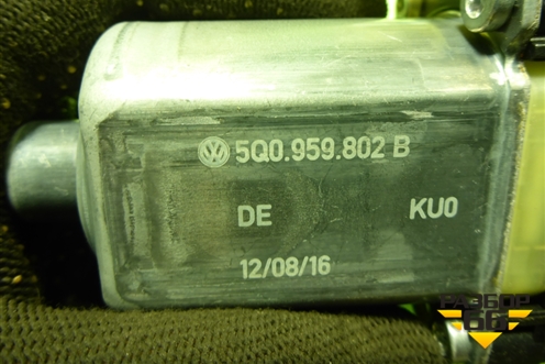 Моторчик стеклоподъёмника передний правый (5Q0959802B) для Skoda Octavia (A7) с 2013г (Октавия)