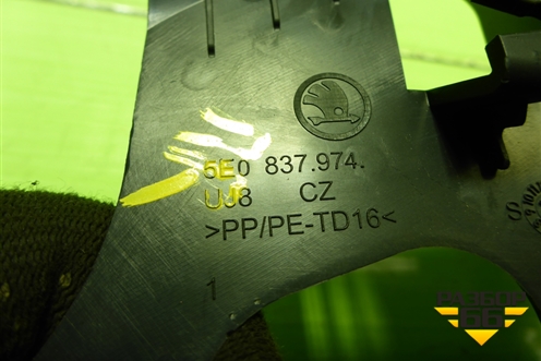 Накладка двери передней правой уголок (5E0837974) для Skoda Octavia (A7) с 2013г (Октавия)