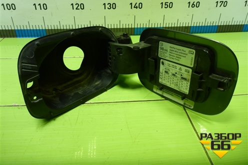 Лючок бензобака (5E0809702B) для Skoda Octavia (A7) с 2013г (Октавия)