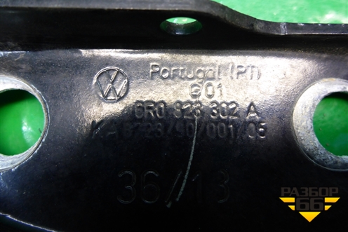 Петля капота правая (6R0823302A) для Volkswagen Polo (седан) с 2010г (Поло)