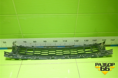 Решетка в передний бампер центральная для Skoda Karoq с 2017г (Карок)