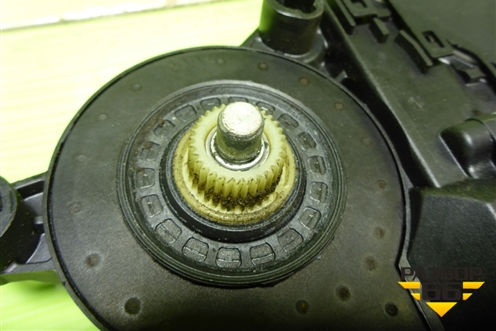 Моторчик стеклоподъёмника передний левый (3D1959793E) для Volkswagen Touareg c 2002-2010г (Туарег)