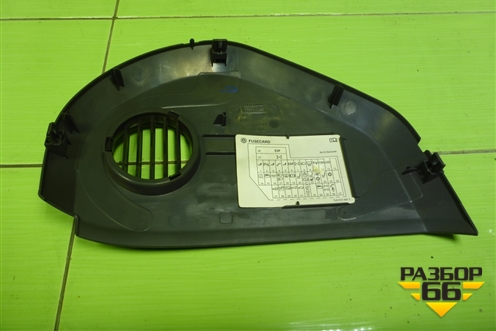 Накладка на торпедо (боковая правая) (7L6857176H) для Volkswagen Touareg c 2002-2010г (Туарег)