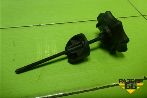 Болт крепления запасного колеса (7L6601347) для Volkswagen Touareg c 2002-2010г (Туарег)