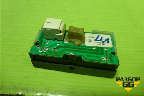 Плафон салонный боковой (7L6947292B) для Volkswagen Touareg c 2002-2010г (Туарег)