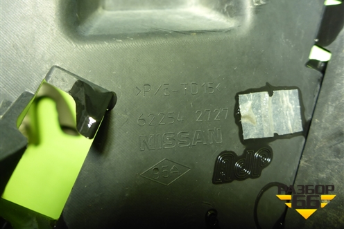 Решетка в передний бампер центральная (622542727R) для Nissan Terrano с 2014г (Терано)