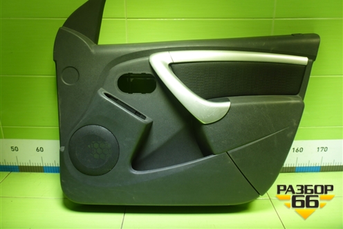 Обшивка двери передней правой под электрику (809004929R) для Nissan Terrano с 2014г (Терано)