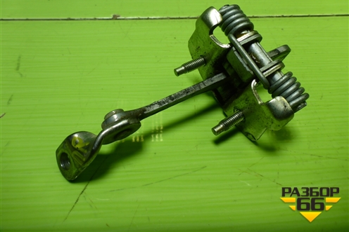 Ограничитель двери передней правой для Nissan Terrano с 2014г (Терано)