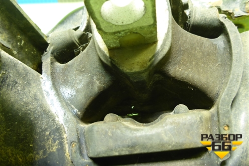 Опора КПП левая (6Q0199555AS) для Volkswagen Polo (седан) с 2010г (Поло)